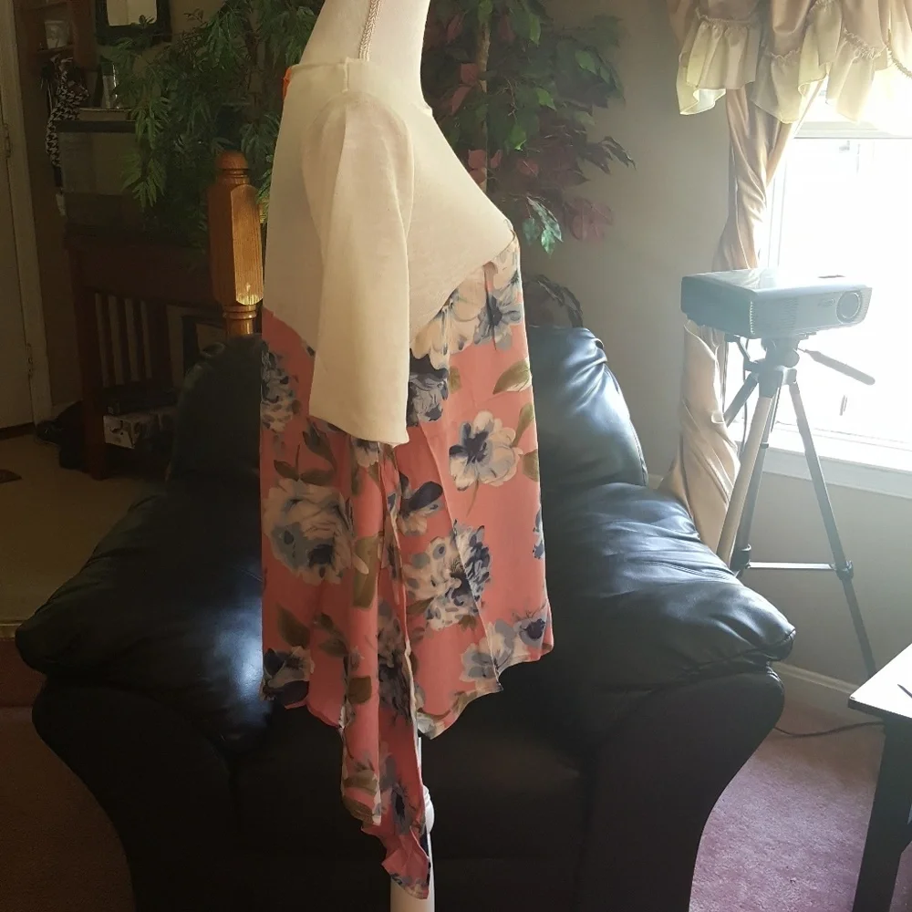 PINK & IVORY FLORAL TOP, L (Runs small & matches purple floral listing - Picture 6 of 7